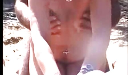 Busty Babe در اتاقش ماساژ سکسی شیطان می شود