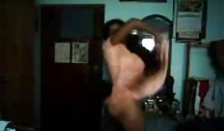 سبزه Busty دمیدن یک خروس سکس با مالش سخت